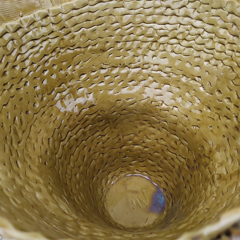 Vase Tressé Plumé  En grès émaillé  Cotes : 29 cm de haut et 38 cm de large  .  tombé du nid